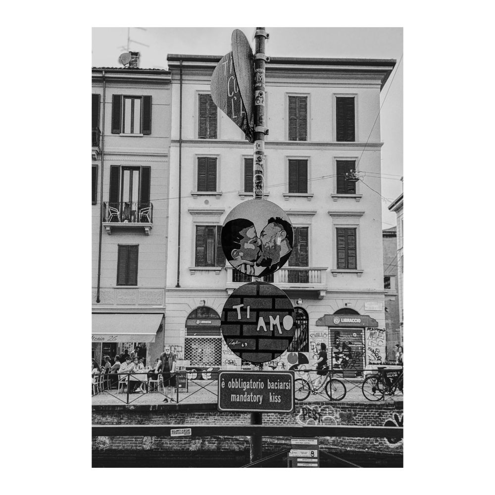 Mandatory Kiss, Italy